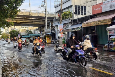 TPHCM và Nam Bộ tiếp tục mưa dông, triều cường rút dần