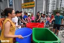 Chung cư ở Hà Nội mất nước, hàng trăm hộ dân lỉnh kỉnh xô chậu chờ xe bồn