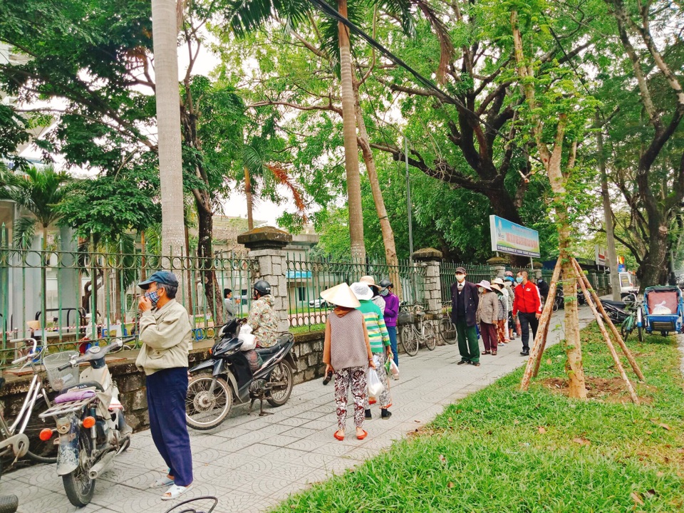 3 “cây ATM gạo” tại Huế “vật lộn” với lượng người đến quá đông - 2 3 “cây ATM gạo” tại Huế “vật lộn” với lượng người đến quá đông - 2