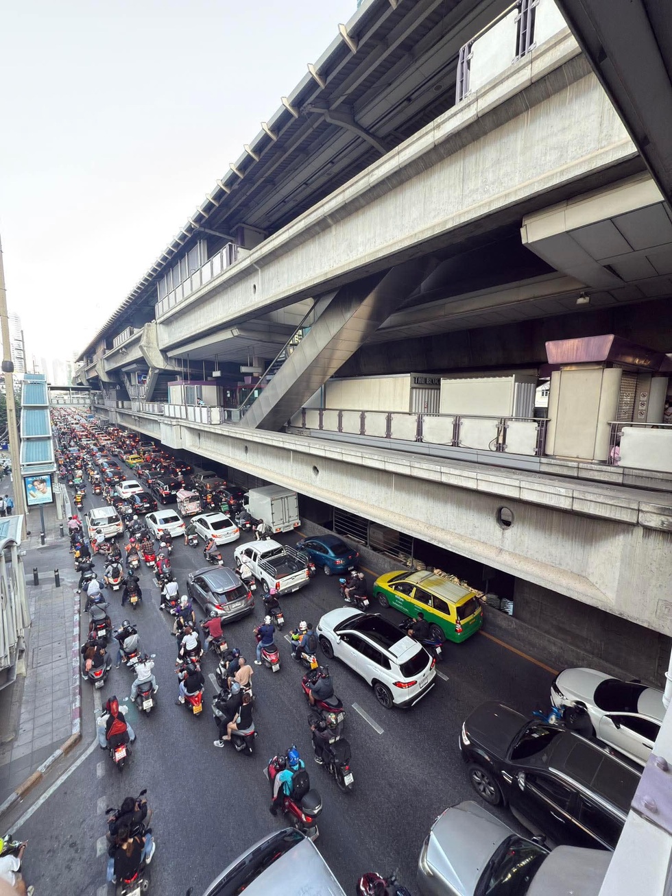 Người Việt bỏ chạy, mô tả cao ốc chao đảo, phố hỗn loạn ở Thái Lan - 3 Người Việt bỏ chạy, mô tả cao ốc chao đảo, phố hỗn loạn ở Thái Lan - 3