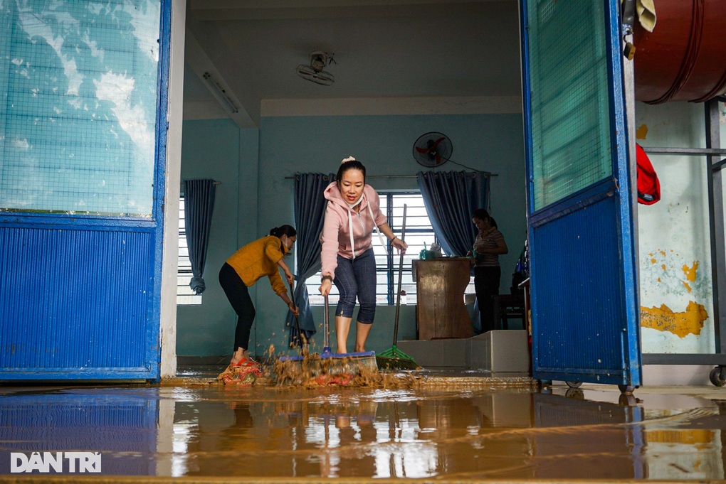 Gần 1.500 học sinh nghỉ học vì trường ngập bùn non - 3 Gần 1.500 học sinh nghỉ học vì trường ngập bùn non - 3