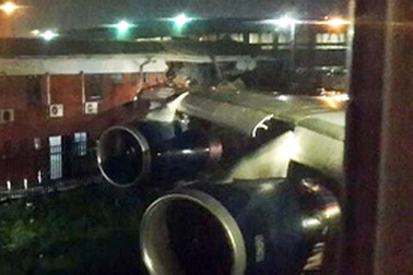 Máy bay Anh xé toạc tòa nhà ở Nam Phi 