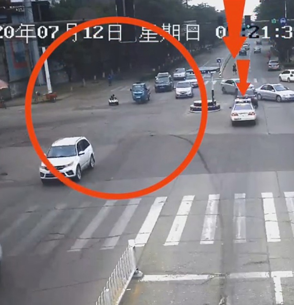 Hai em bé lái xe đồ chơi “hiên ngang đi qua ngã tư đúng giờ cao điểm - 3 Hai em bé lái xe đồ chơi “hiên ngang đi qua ngã tư đúng giờ cao điểm - 3
