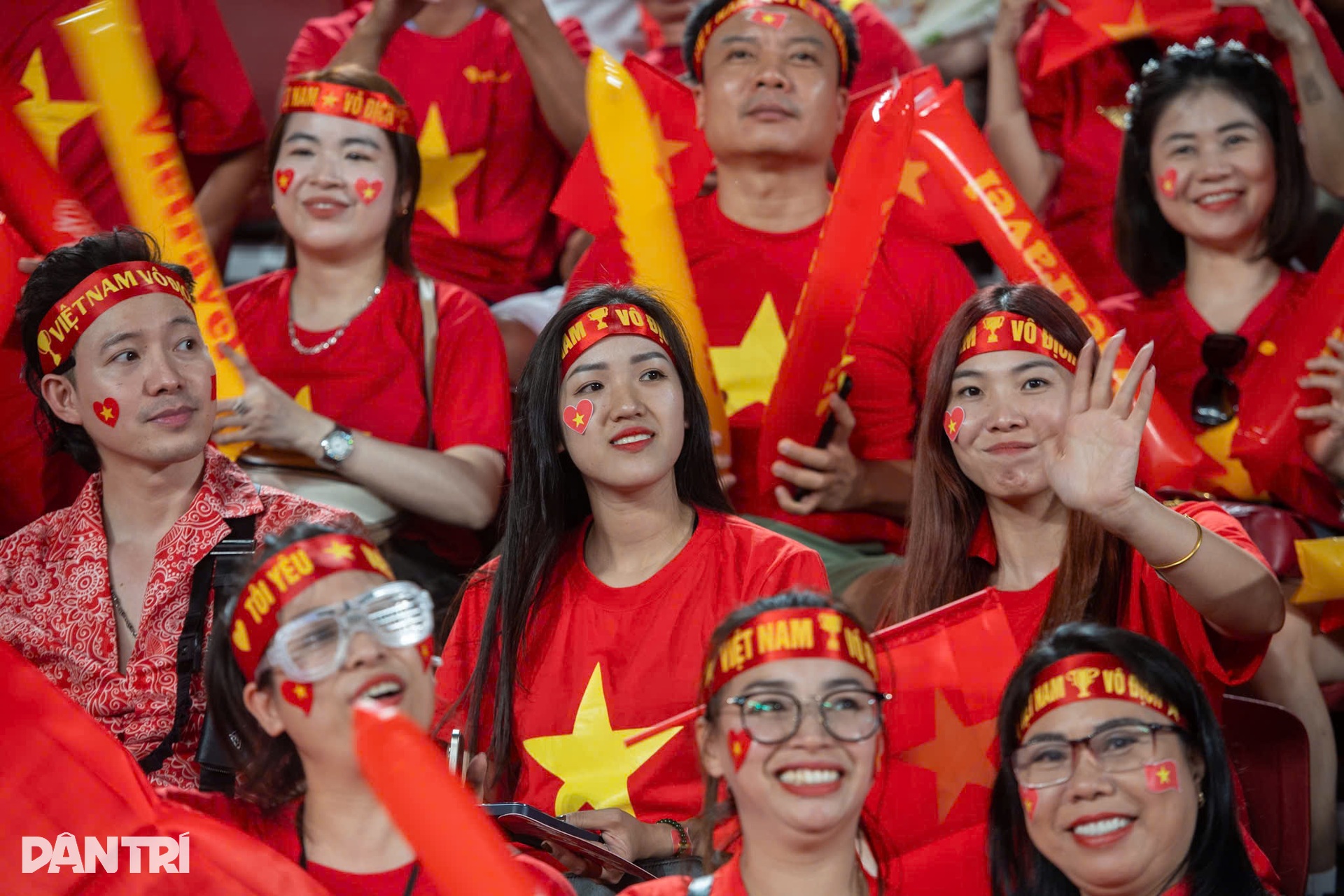 Người hâm mộ phủ đỏ SVĐ Thái Lan, cổ vũ tuyển Việt Nam giành cúp vô địch - 22 Người hâm mộ phủ đỏ SVĐ Thái Lan, cổ vũ tuyển Việt Nam giành cúp vô địch - 22