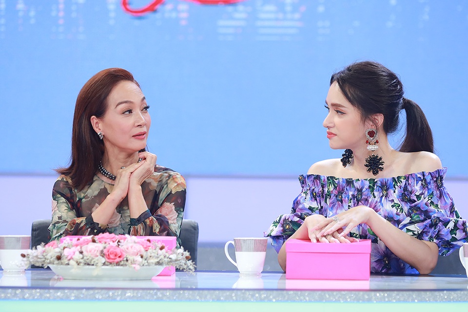 Hương Giang nghẹn ngào khi Mỹ Tâm, Nguyễn Quang Dũng “chất vấn” giới tính - 2 Hương Giang nghẹn ngào khi Mỹ Tâm, Nguyễn Quang Dũng “chất vấn” giới tính - 2