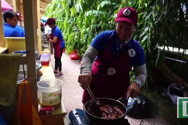 Phố hàng rong Sài Gòn đã có... bàn ăn