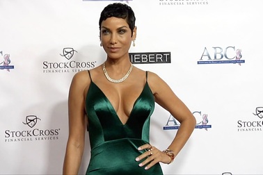 Nicole Murphy quyến rũ trên thảm đỏ