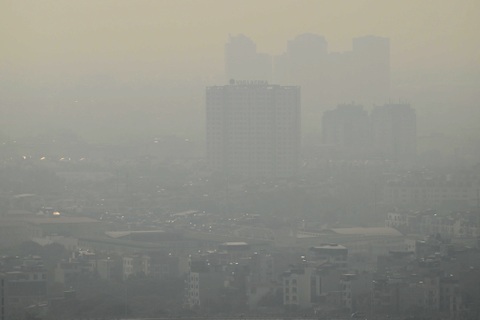 Không khí Hà Nội ô nhiễm nặng, sương mờ trắng đục phủ khắp Thủ đô