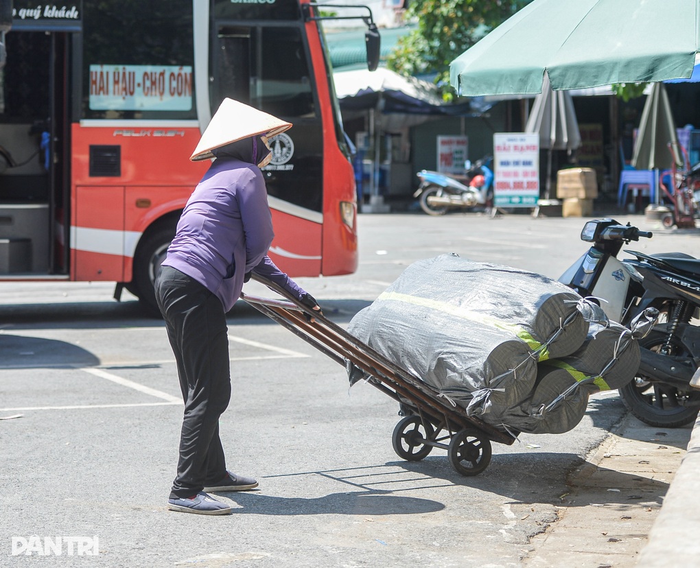 Người lao động oằn mình mưu sinh dưới cái nắng 50 độ C ở Hà Nội - 11 Người lao động oằn mình mưu sinh dưới cái nắng 50 độ C ở Hà Nội - 11