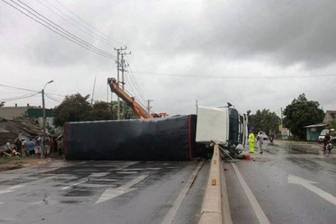 Đi trong bão, một xe tải lật ngang đường