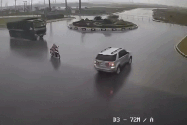 Dừng đột ngột giữa giao lộ, ô tô con bị xe tải đâm lõm hông