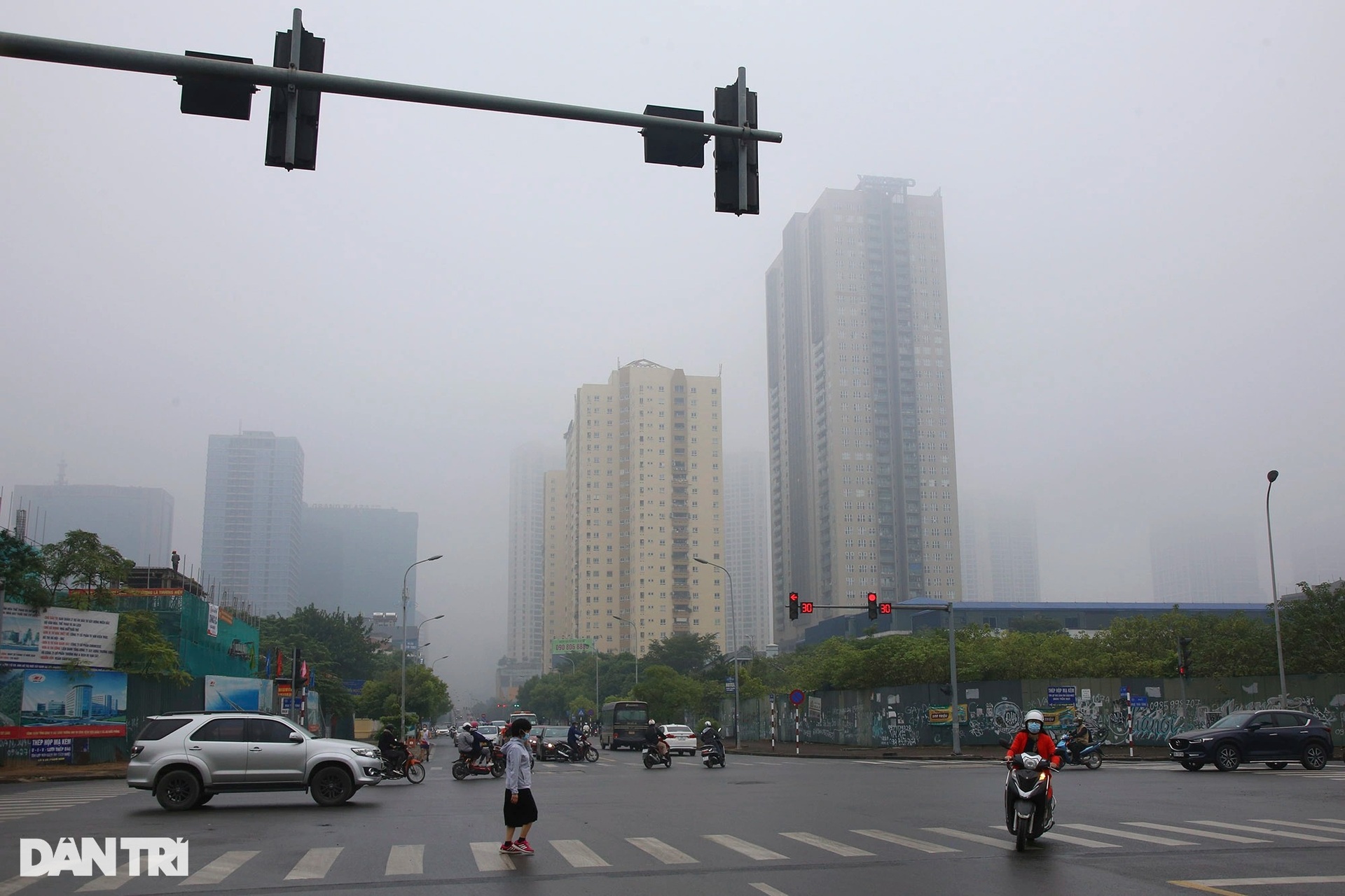 Mưa rét, sương mù bao phủ dày đặc Hà Nội ngày cuối tuần - 14 Mưa rét, sương mù bao phủ dày đặc Hà Nội ngày cuối tuần - 14