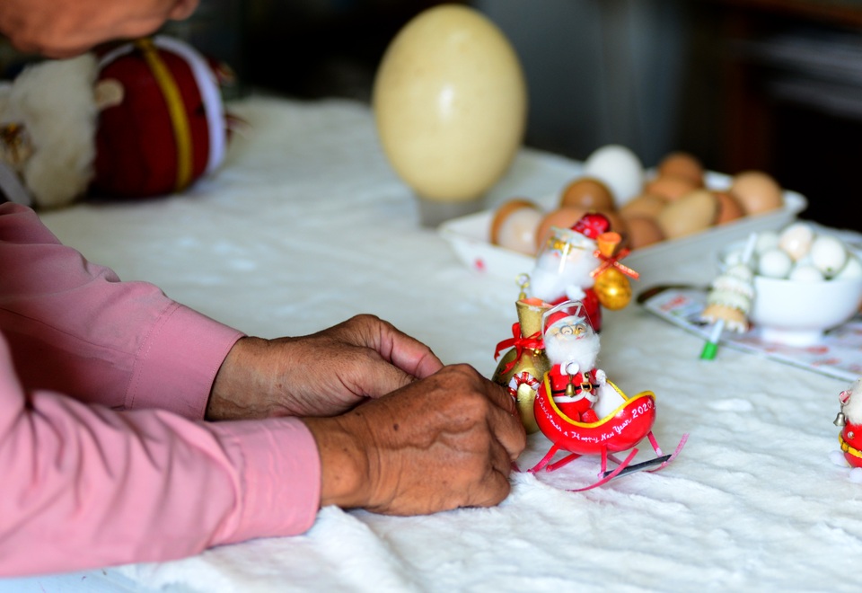 Biến vỏ trứng thành ông già Noel.jpg Biến vỏ trứng thành ông già Noel.jpg