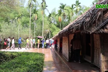 Rưng rưng ngắm kỷ vật nơi Bác Hồ cất tiếng khóc chào đời