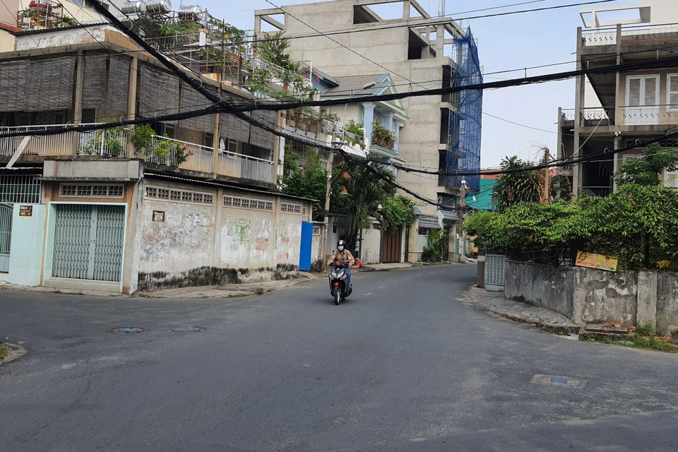 Người phụ nữ bị nhóm trộm bao vây, dàn cảnh móc túi giữa ban ngày - 2 Người phụ nữ bị nhóm trộm bao vây, dàn cảnh móc túi giữa ban ngày - 2