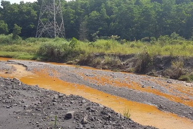 Quảng Ninh yêu cầu xử lý hiện tượng nước suối ô nhiễm chảy ra Vịnh Hạ Long