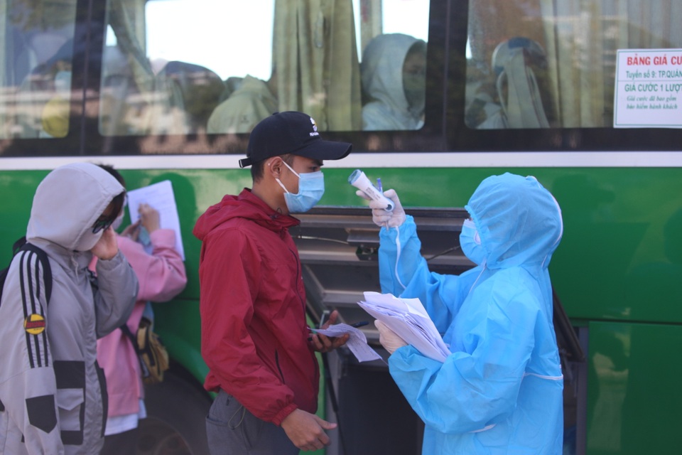 Đưa người lao động Quảng Ngãi bị “mắc kẹt” ở Đà Nẵng về quê - 3 Đưa người lao động Quảng Ngãi bị “mắc kẹt” ở Đà Nẵng về quê - 3