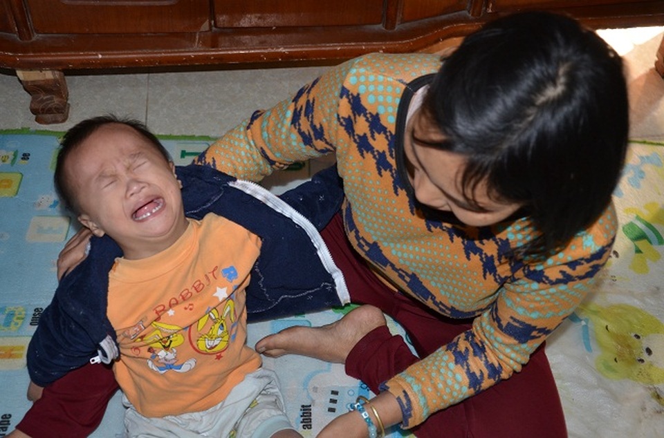 Bà mẹ đơn thân ôm con trai không có hậu môn sống cơ cực trong đói nghèo - 2 Bà mẹ đơn thân ôm con trai không có hậu môn sống cơ cực trong đói nghèo - 2