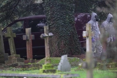 Nghi vấn cựu điệp viên Nga trúng độc vì bó hoa viếng mộ vợ