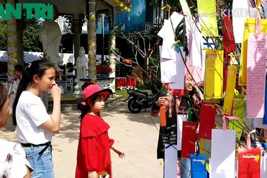 Đi chùa xin xăm, viết lời chúc cầu nguyện đầu năm mới