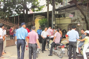 Dự hội nghị khách hàng, phải mang cả… giấy kết hôn! 