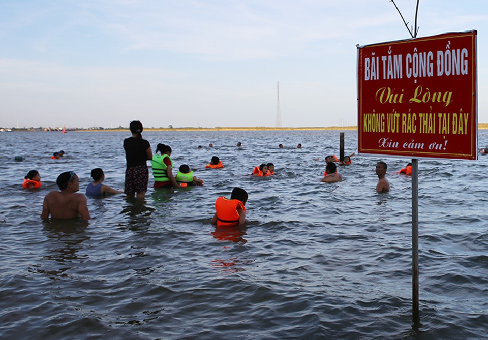 Dân ào ra sông Lam giải nhiệt, biển cảnh báo nguy hiểm liên tục bị nhổ bỏ - 10 Dân ào ra sông Lam giải nhiệt, biển cảnh báo nguy hiểm liên tục bị nhổ bỏ - 10