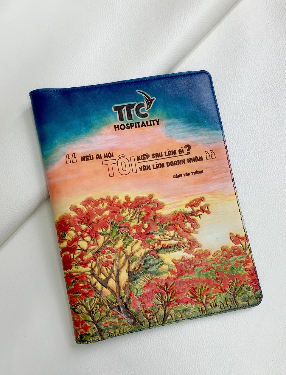 Bỏ lương nghìn đô, cô gái Hà Nội khởi nghiệp với nghề điêu khắc da bò - 8 Bỏ lương nghìn đô, cô gái Hà Nội khởi nghiệp với nghề điêu khắc da bò - 8