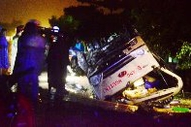 Xe khách lật ngửa, hàng chục hành khách đập cửa kính thoát thân