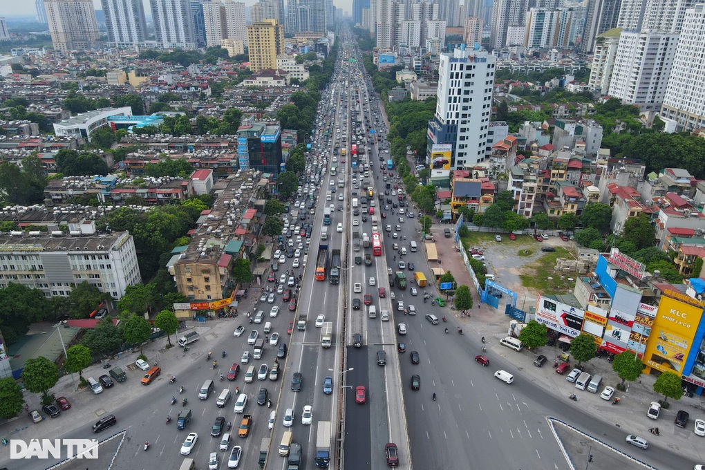 Người dân đổ về quê sớm, cửa ngõ Thủ đô ùn ứ từ trưa - 9 Người dân đổ về quê sớm, cửa ngõ Thủ đô ùn ứ từ trưa - 9