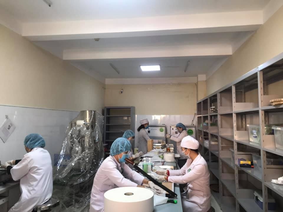 Các trường sản xuất nước rửa tay, khẩu trang tặng người dân phòng dịch - 4 Các trường sản xuất nước rửa tay, khẩu trang tặng người dân phòng dịch - 4