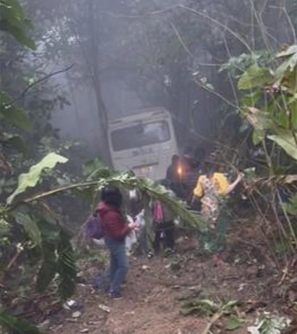 Xe chở 28 cán bộ hưu trí bệnh viện quân y lao xuống vực sâu Tam Đảo - 1 Xe chở 28 cán bộ hưu trí bệnh viện quân y lao xuống vực sâu Tam Đảo - 1