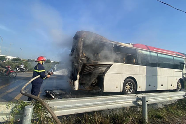 Xe khách chở 40 công nhân bốc cháy