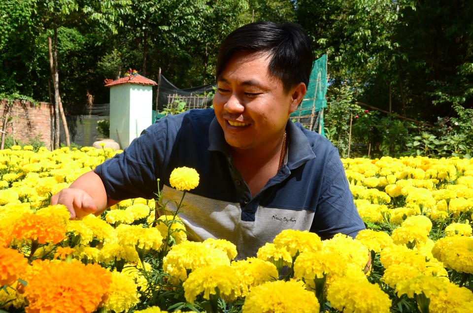 Chăm được 2.000 chậu hoa, con trai xin hết đem bán để hỗ trợ Tết cho người nghèo - 1 Chăm được 2.000 chậu hoa, con trai xin hết đem bán để hỗ trợ Tết cho người nghèo - 1