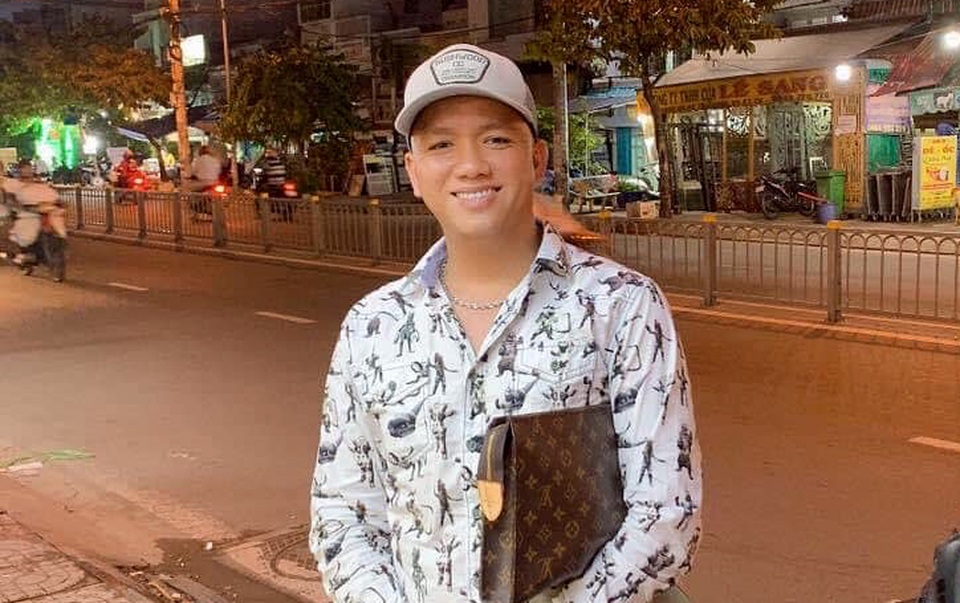 Truy tìm đối tượng cầm đầu băng giang hồ “áo cam” đánh người, đập quán ốc - 1 Truy tìm đối tượng cầm đầu băng giang hồ “áo cam” đánh người, đập quán ốc - 1