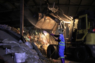 Công nhân xuyên đêm xử lý lượng rác "khủng" tồn đọng ở Hà Nội