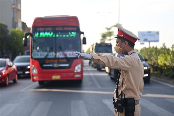 Hà Nội chỉ đạo khẩn để giảm ùn tắc tại 22 chốt kiểm dịch COVID-19 - Ảnh 1.