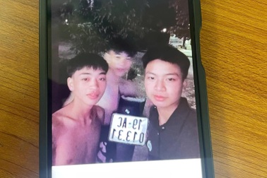 Khởi tố nhóm thanh niên chặn người đi đường chặt biển số xe