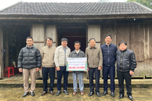 "Có số tiền bạn đọc Dân trí giúp đỡ, gia đình tôi sẽ bớt khổ hơn"