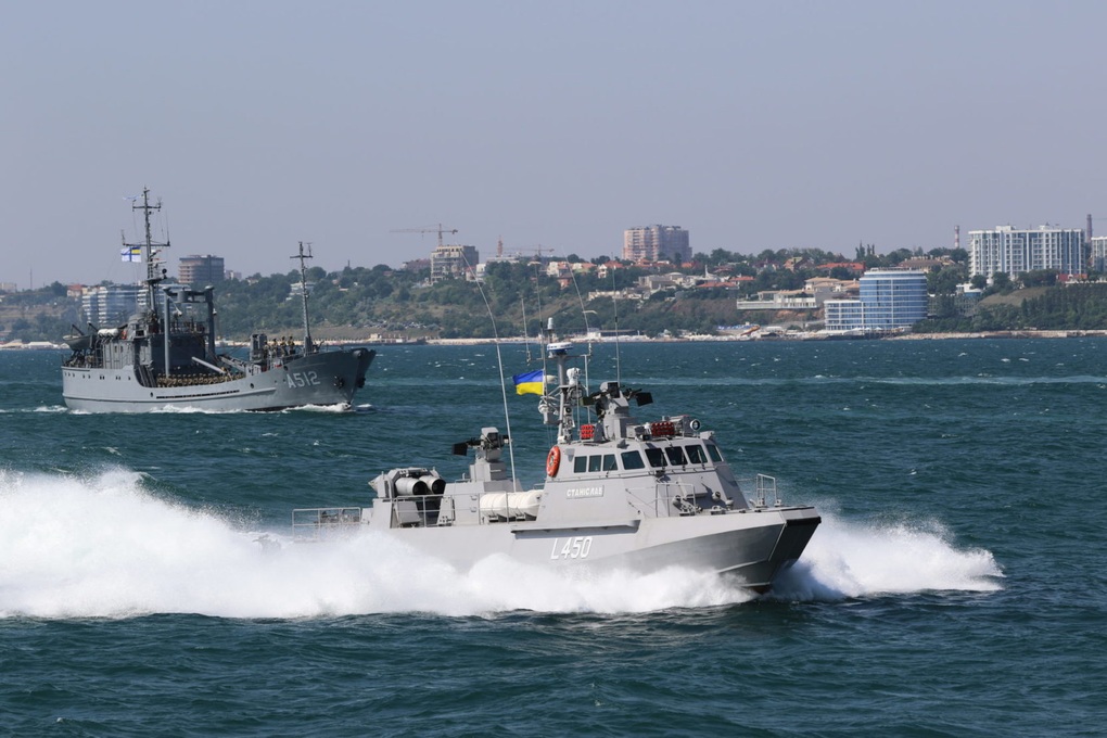 Ukraine điều tàu đổ bộ, nỗ lực tái chiếm nhà máy điện hạt nhân Zaporizhia - 1 Ukraine điều tàu đổ bộ, nỗ lực tái chiếm nhà máy điện hạt nhân Zaporizhia - 1