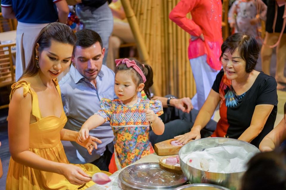 Con gái lai Tây của Hà Anh xinh xắn hút lượng fan đông không kém mẹ - 3 Con gái lai Tây của Hà Anh xinh xắn hút lượng fan đông không kém mẹ - 3