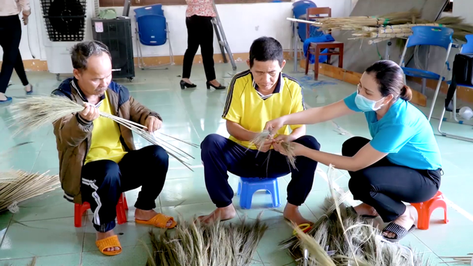 Dạy nghề làm chổi đót cho những người bị bệnh tâm thần tại Trung tâm Công tác xã hội tỉnh Quảng Ngãi.