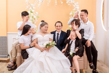 Tiết lộ bất ngờ sau bộ ảnh cưới "chồng mù, vợ mồ côi U80" ở Nghệ An