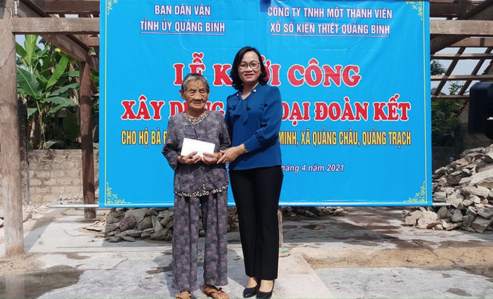 Xây dựng nhà tình nghĩa giúp cụ bà 92 tuổi và con gái bị chất độc da cam - 1 Xây dựng nhà tình nghĩa giúp cụ bà 92 tuổi và con gái bị chất độc da cam - 1