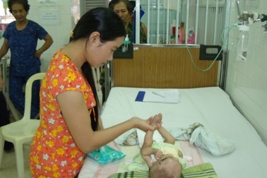 May mắn đang “mỉm cười” với cháu bé không có hậu môn