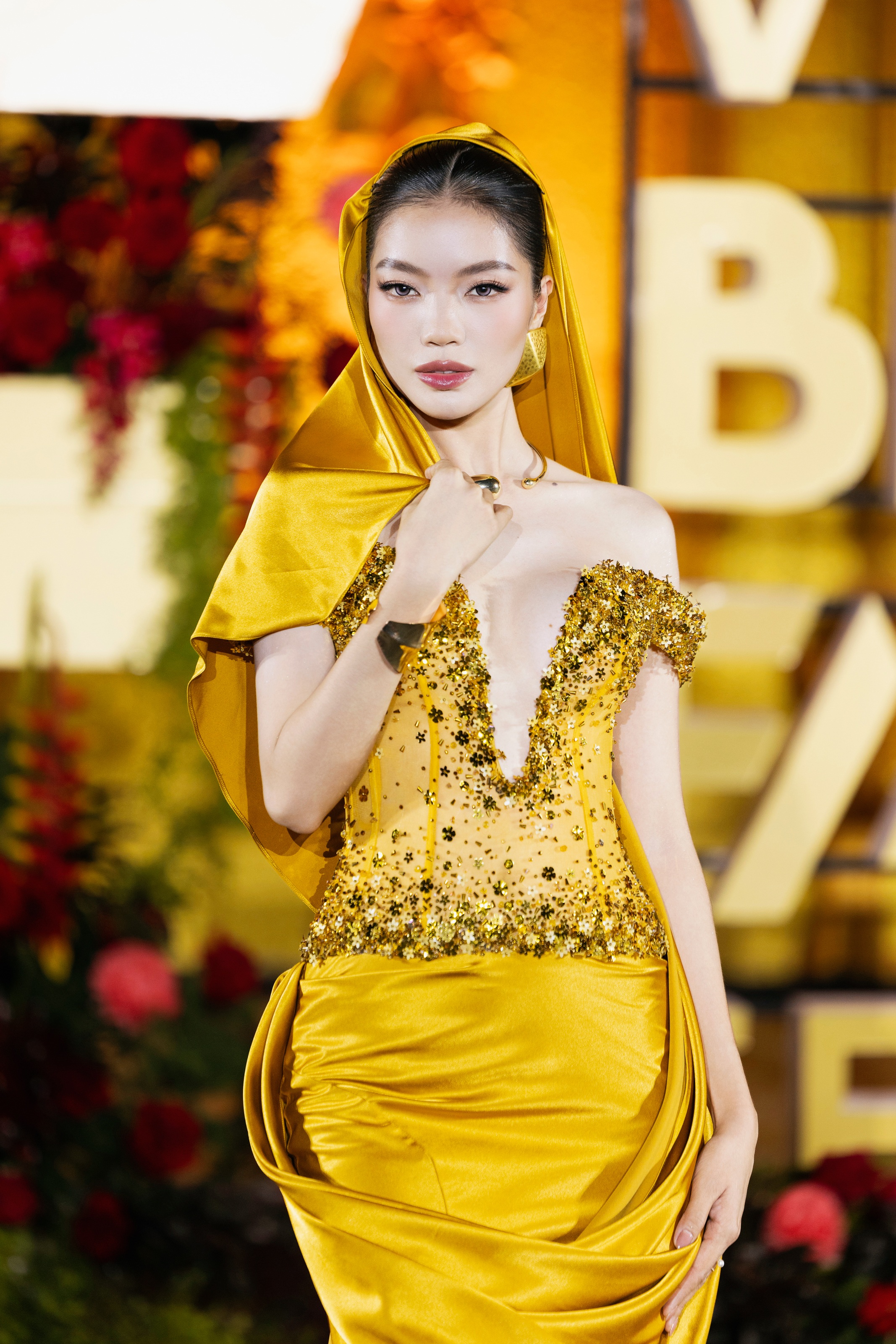 Lê Hoàng Phương diện trang phục 20kg, xử lý khéo léo trên sàn diễn - 6 Lê Hoàng Phương diện trang phục 20kg, xử lý khéo léo trên sàn diễn - 6