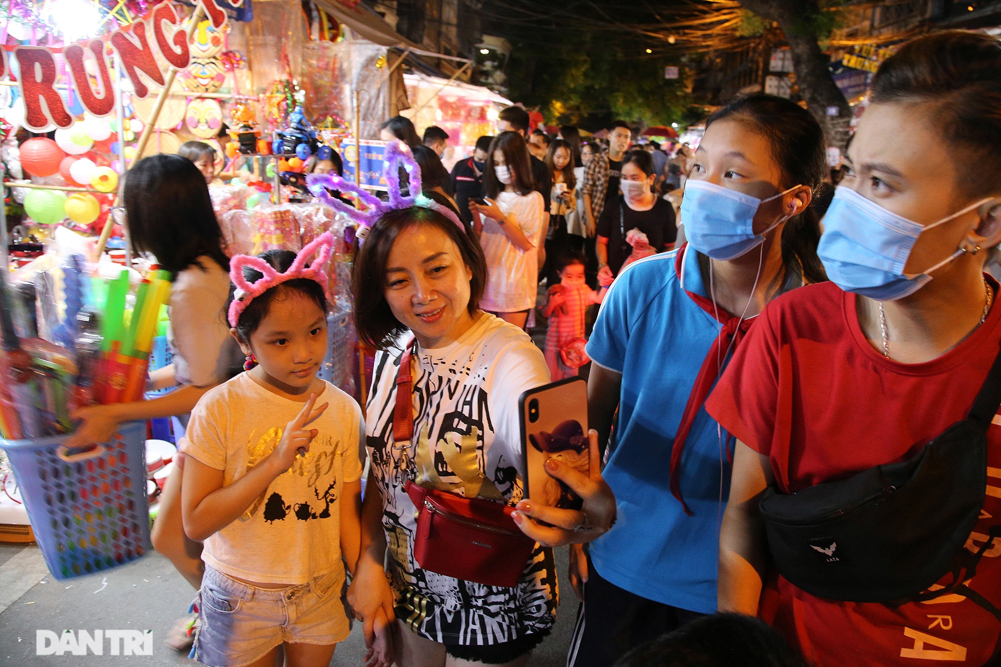 Đông nghịt người dân đổ về chợ trung thu phố cổ Hà Nội - 3 Đông nghịt người dân đổ về chợ trung thu phố cổ Hà Nội - 3