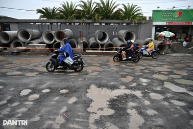 Yêu cầu chủ đầu tư khắc phục "ma trận ổ gà" trên đường Lò Lu ở TPHCM