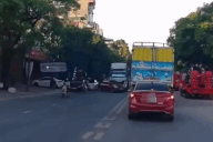 Rơi vào điểm mù, ô tô con bị kẹp chặt giữa hai xe tải