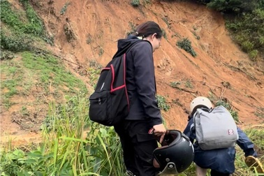 Giáo viên vùng cao đi bộ hàng chục km, băng qua sạt lở đến trường