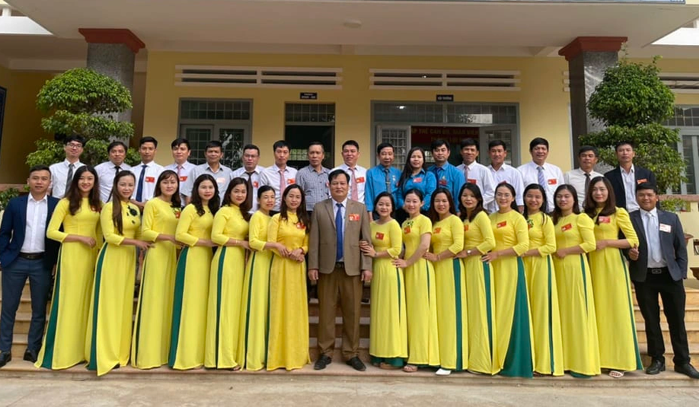 Chiếc tivi vỡ rồi và chuyện những người thầy đi cùng nỗi đau của học trò - 7 Chiếc tivi vỡ rồi và chuyện những người thầy đi cùng nỗi đau của học trò - 7